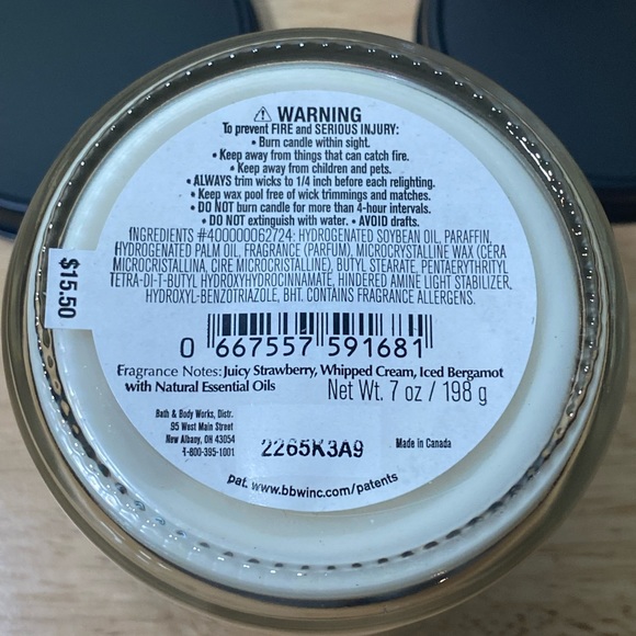 Bath & Body Works Strawberry Snowflakes Single Wick Candles-Essential oil 2022 - Picture 4 of 4